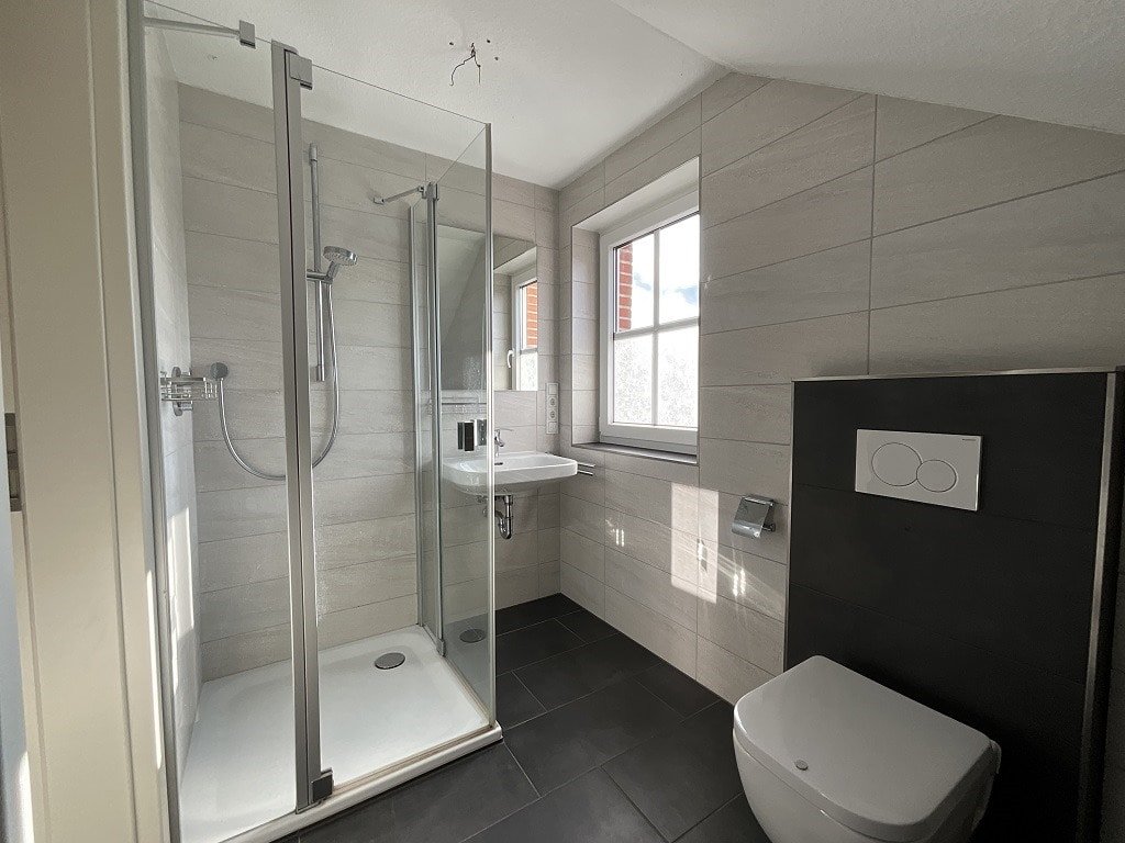 Badezimmer mit Dusche im DG