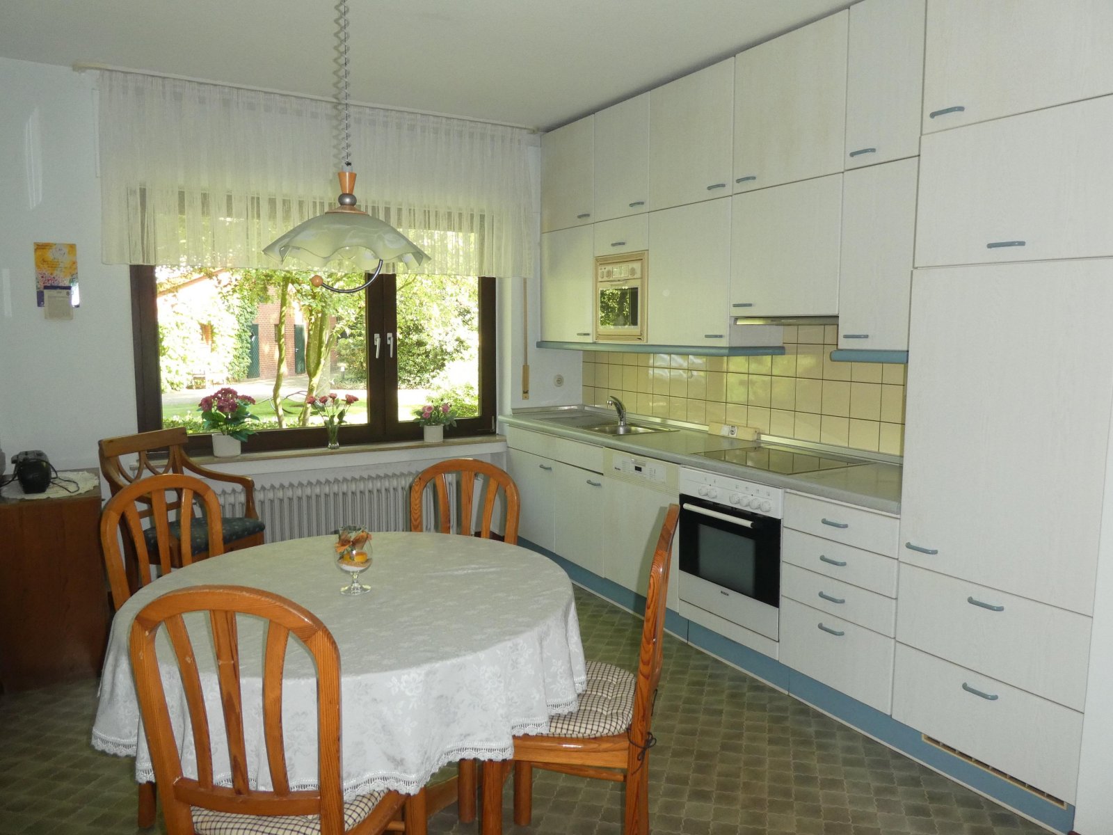 Küche mit Einbauküche (Altbau)