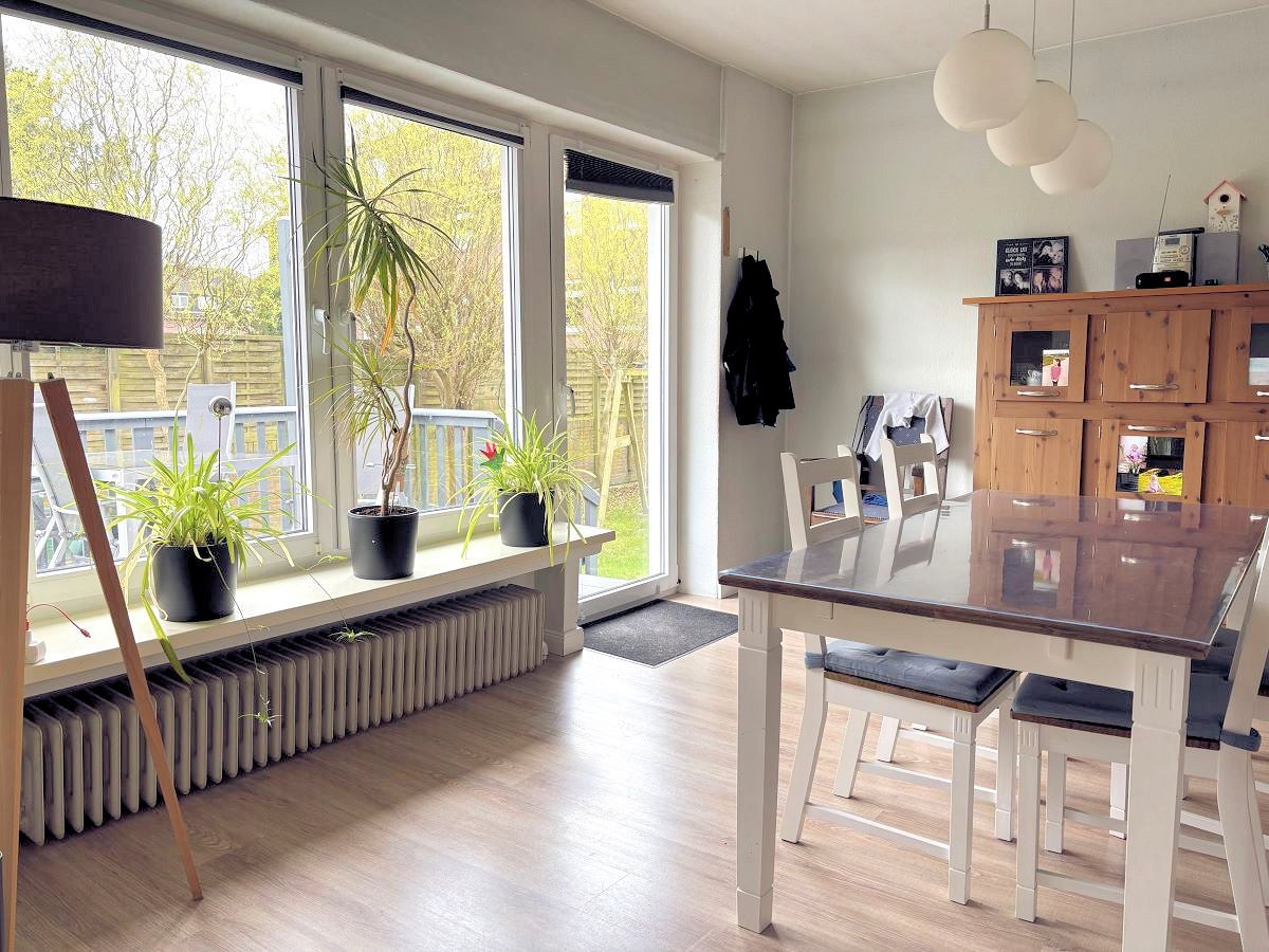 helles Esszimmer mit Terrasse