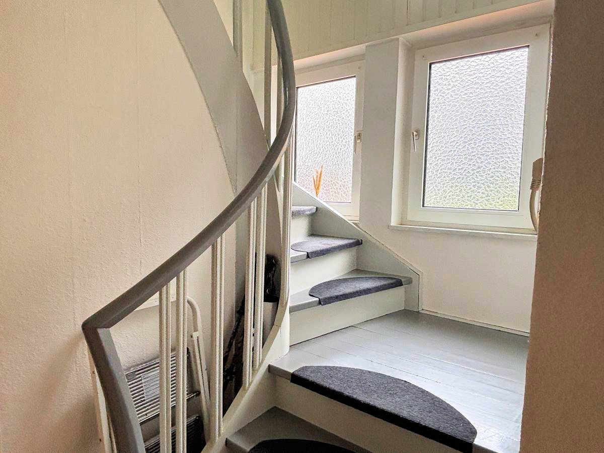 ansprechende Treppe zum Dachgeschoss