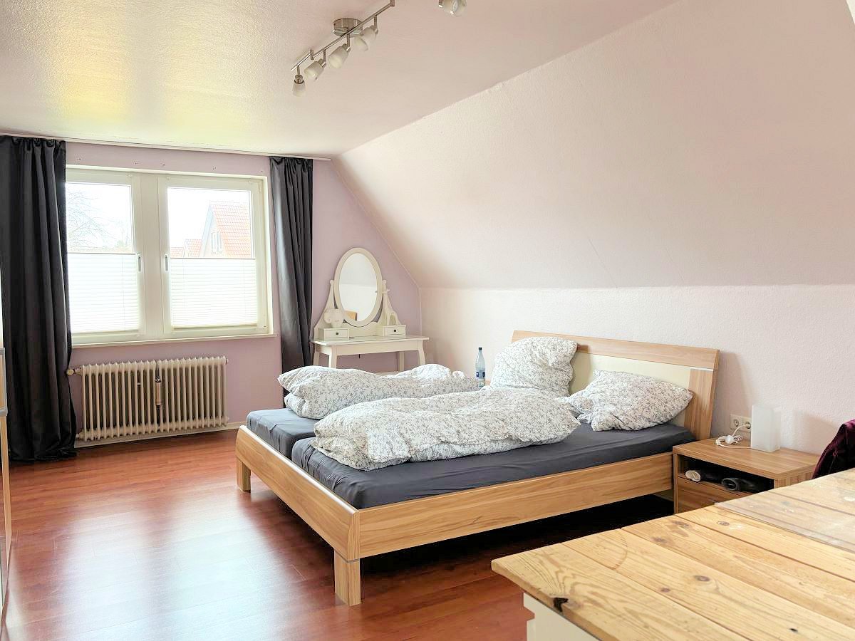 riesiges Schlafzimmer im Dachgeschoss