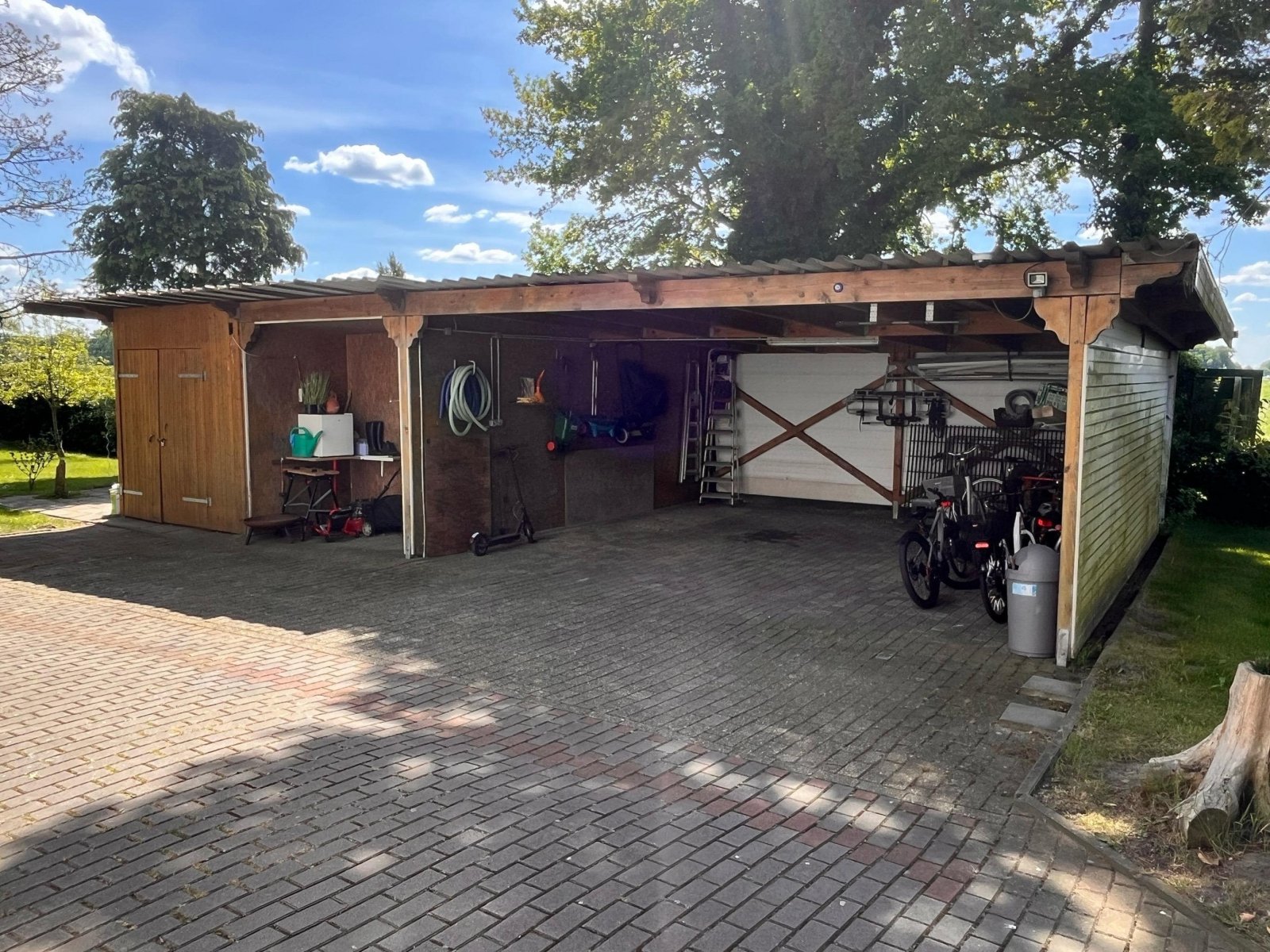 Carport und Geräteraum