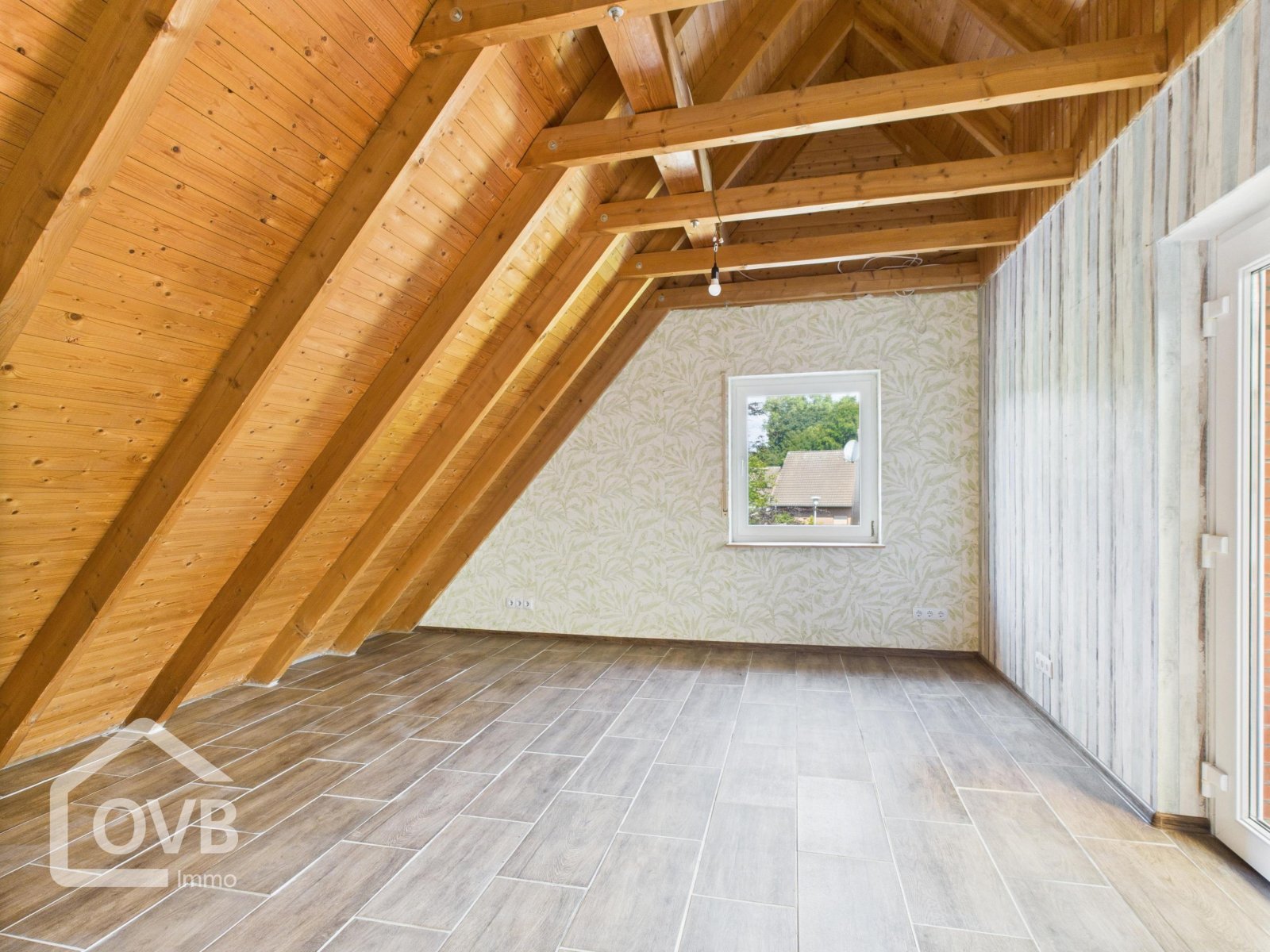 DG Wohnung Wohnzimmer / Eingangsbereich