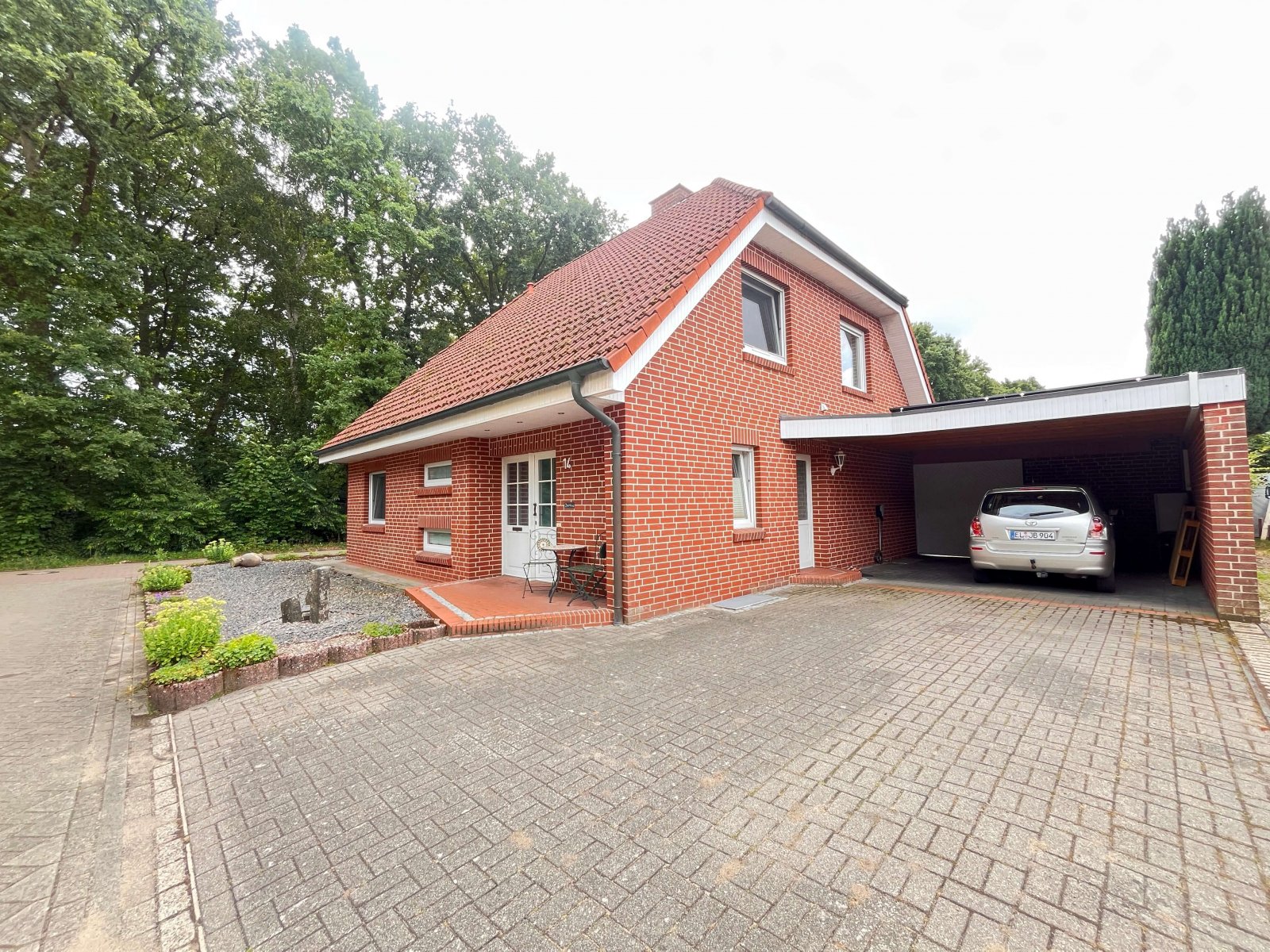 Hausansicht mit Carport