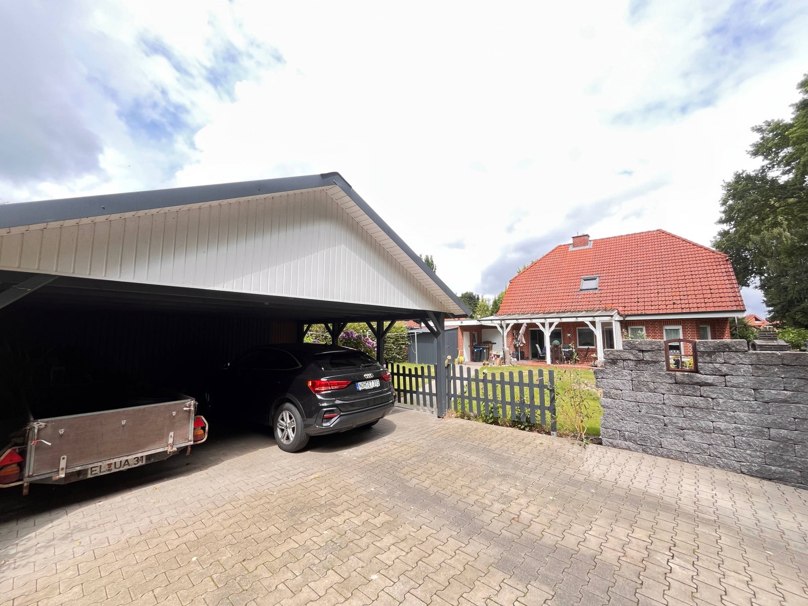 Doppelcarport mit Zugang Garten