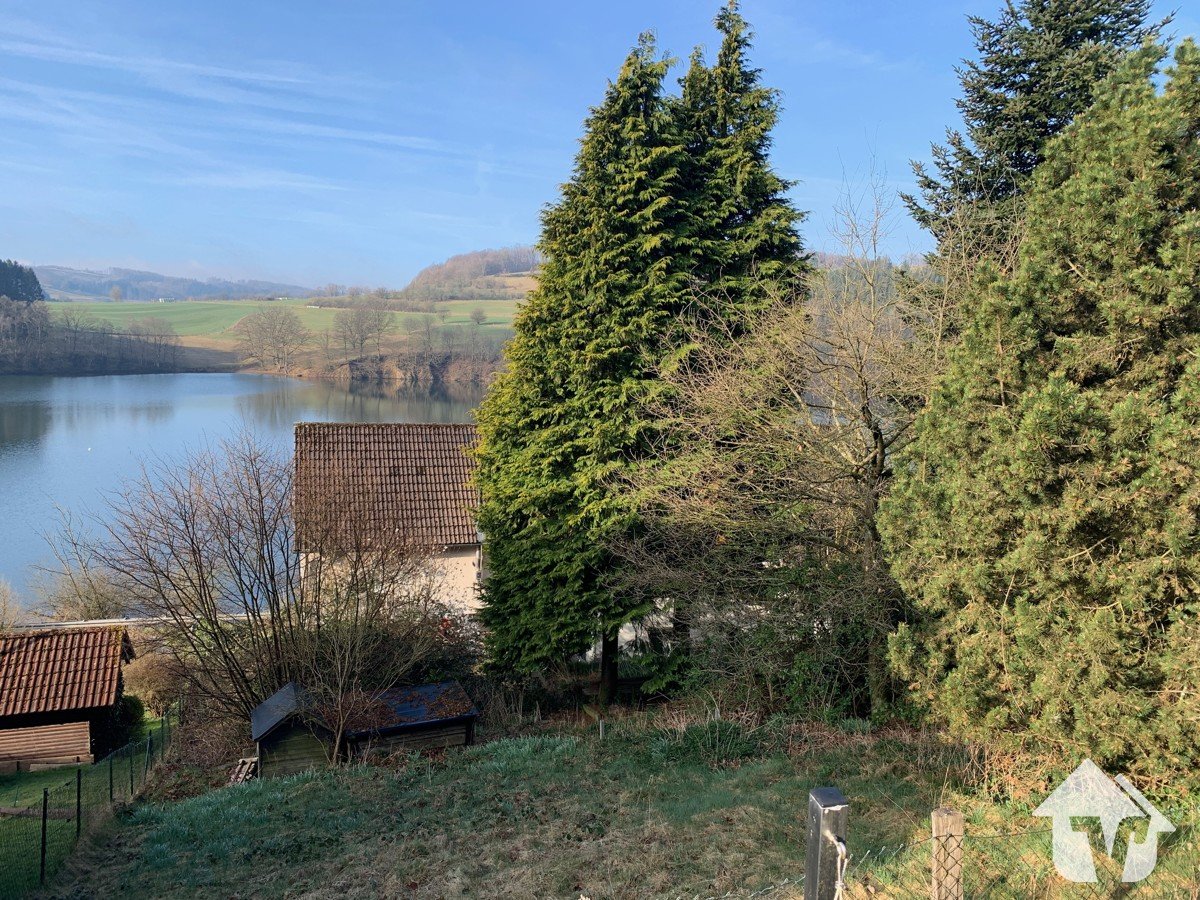Blick vom Garten zum See