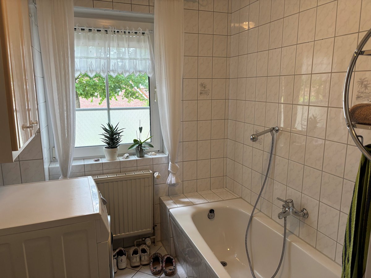 großes Fenster im Badezimmer