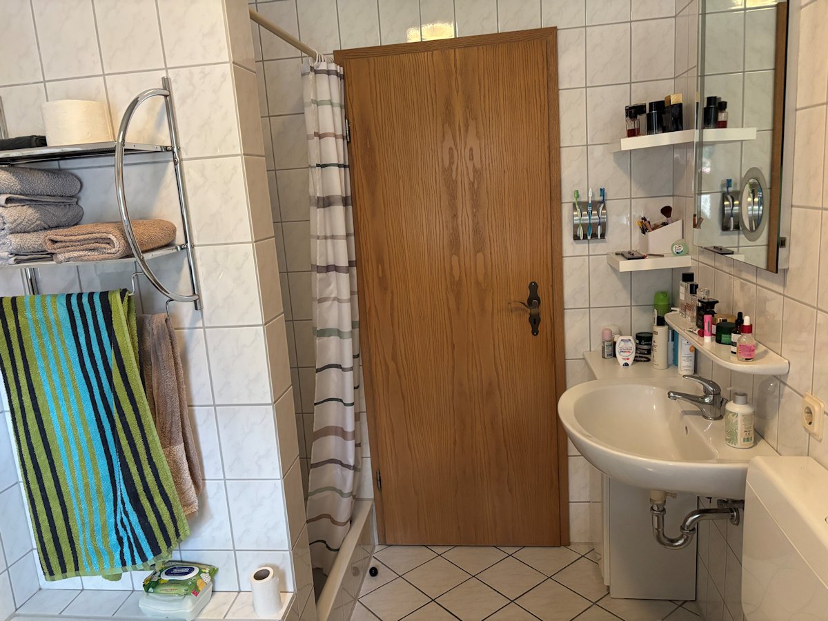 Bad mit Wanne und Dusche
