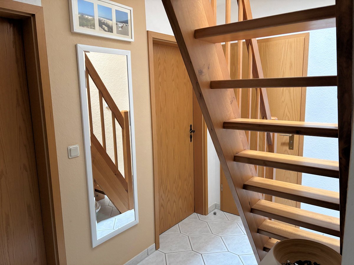 Eingangsbereich mit massiver Treppe zum ausgebautem Dachboden