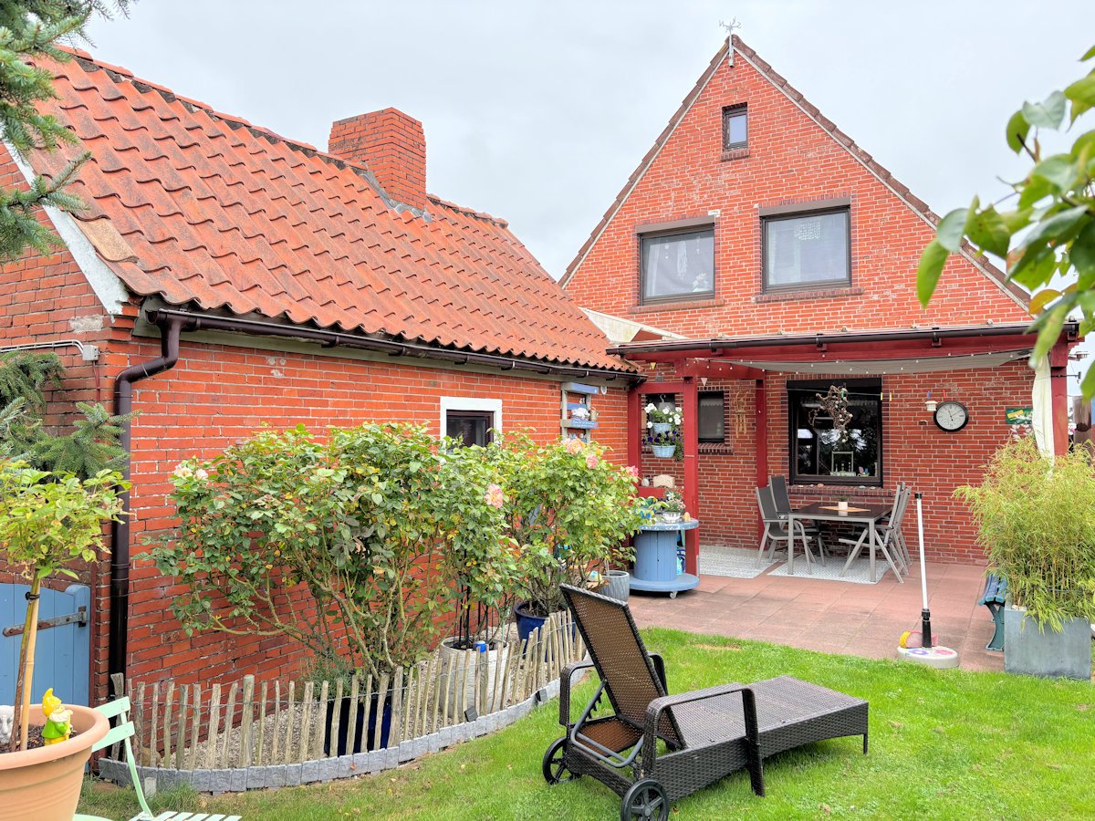 mit Nebengebäude und Terrassenüberdachung