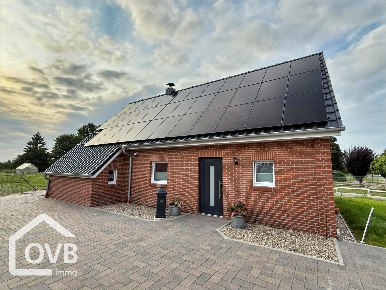Außenansicht / Seitenansicht mit Photovoltaik