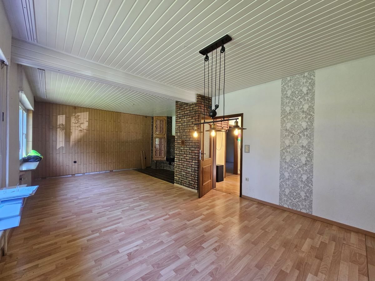 großes Wohn-/Esszimmer