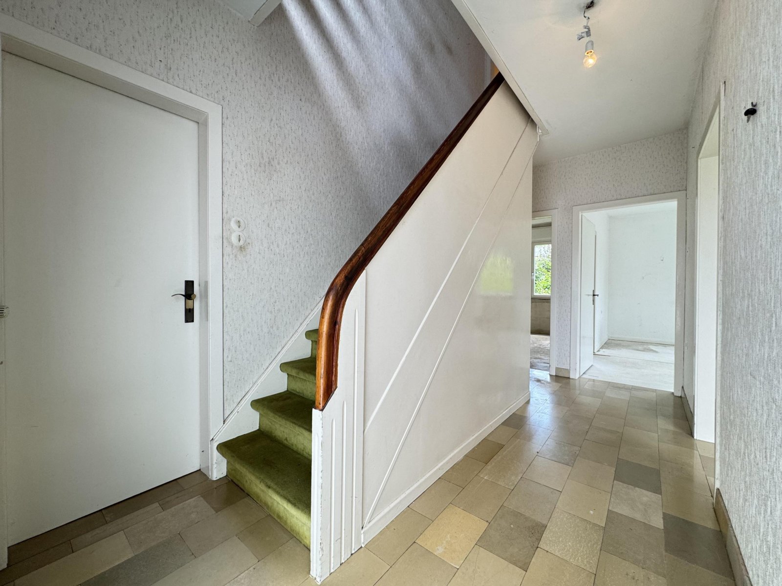 Flur und Treppe ins Dachgeschoss