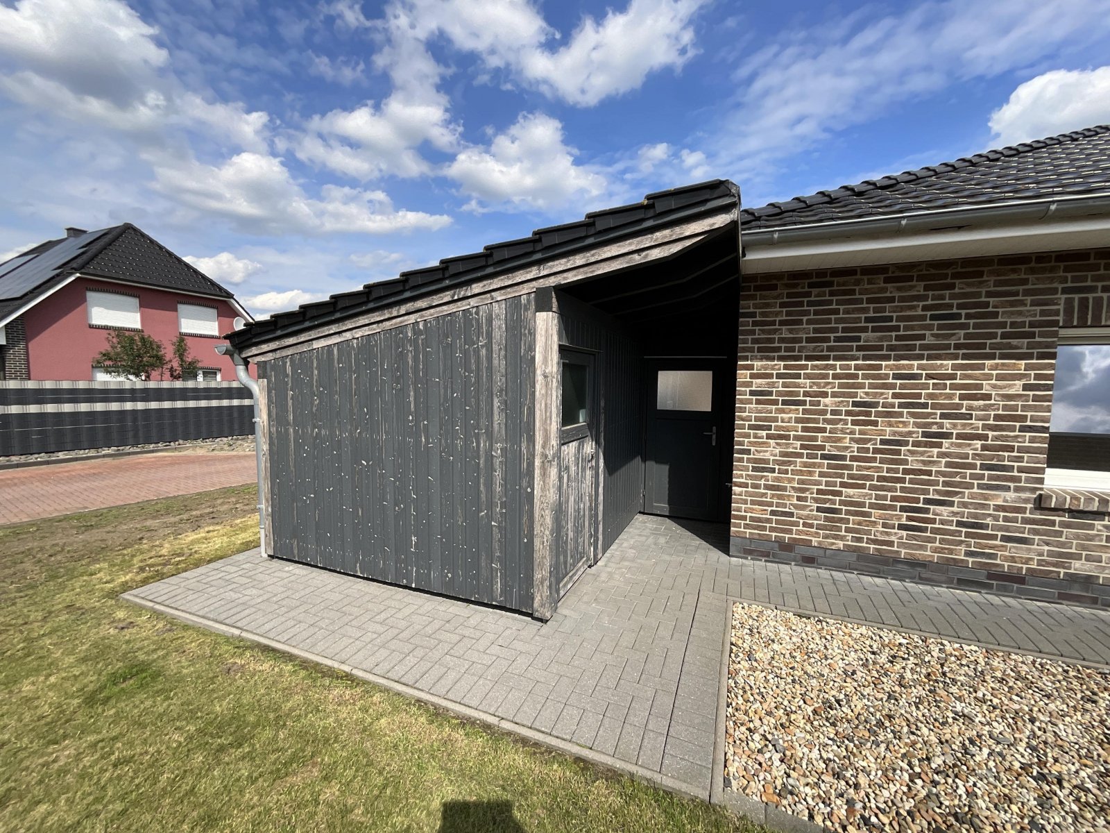 Geräteschuppen hinterm Carport