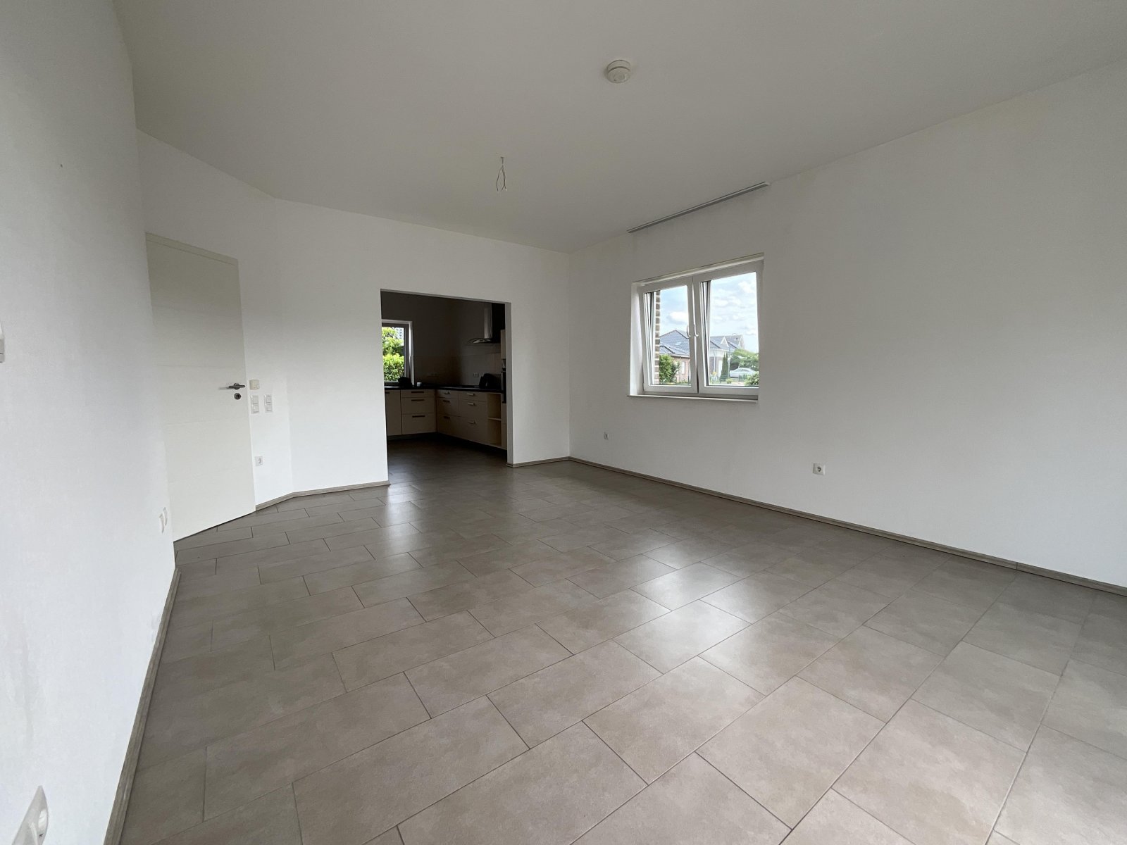 Wohnzimmer mit Blick in die Küche