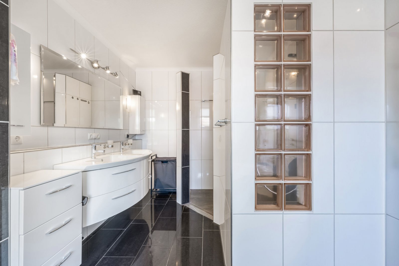 Bad en Suite / Tageslichtbad 1