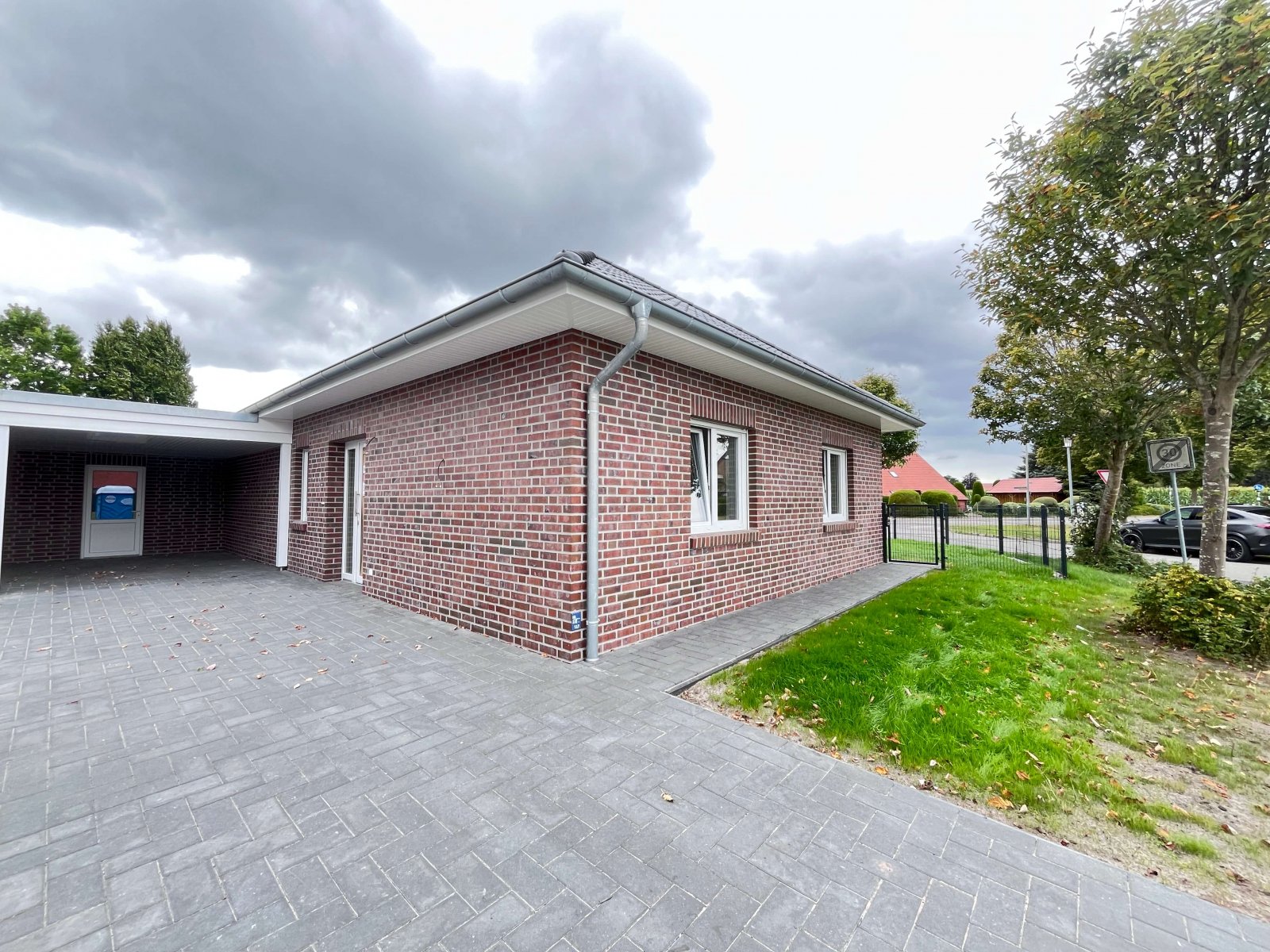 Zufahrt u. Carport