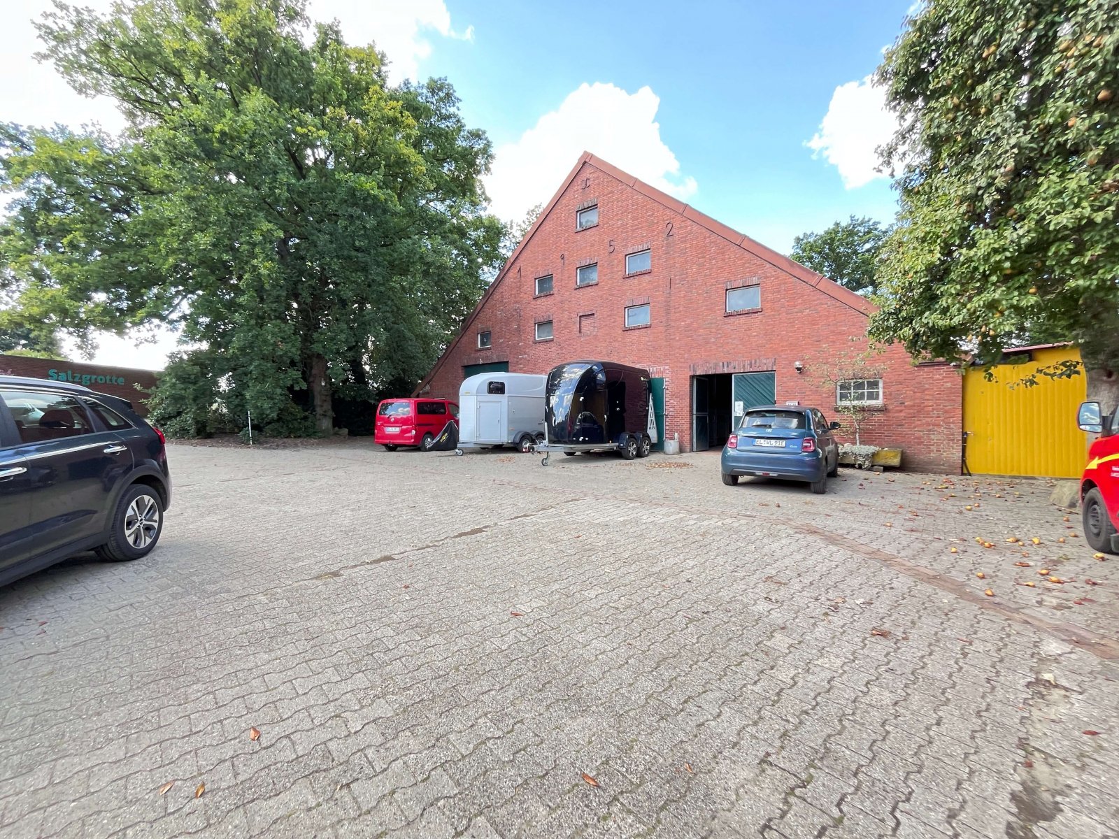 Stallgebäude mit 19 Pferdeboxen