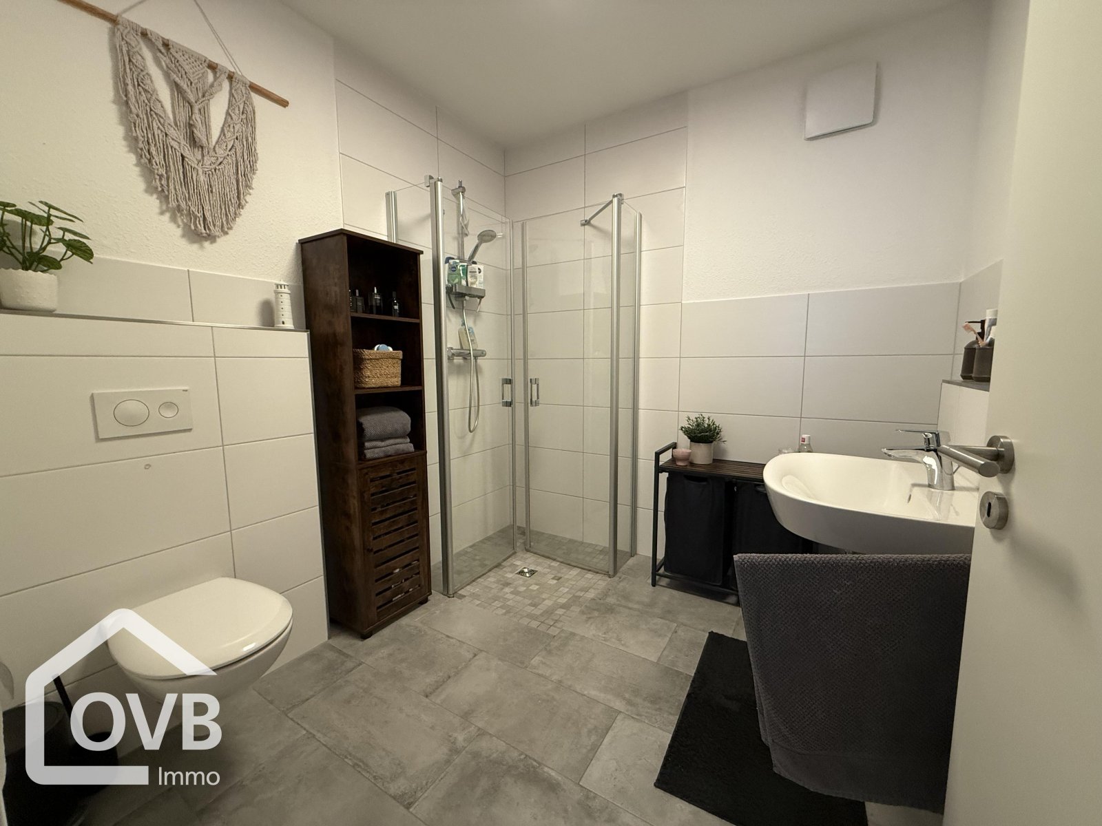 Badezimmer mit ebenerdiger Dusche
