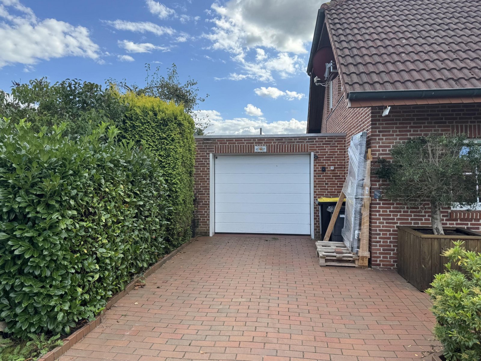 Auffahrt mit Garage