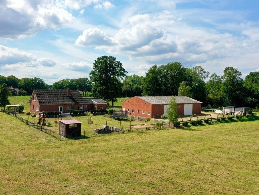 Wohnhaus mit Garten und Mehrzweckhalle