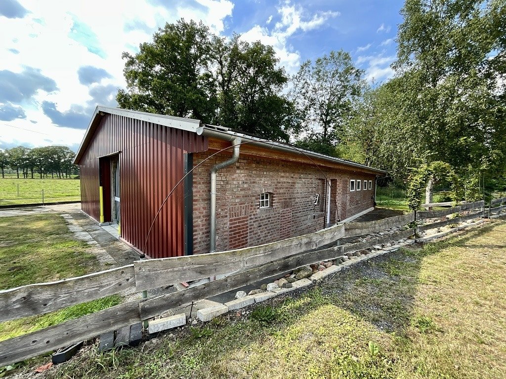 Stall mit Photovoltaikanlage