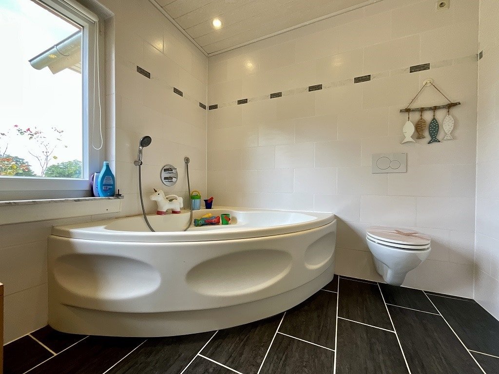 Mit Eckbadewanne