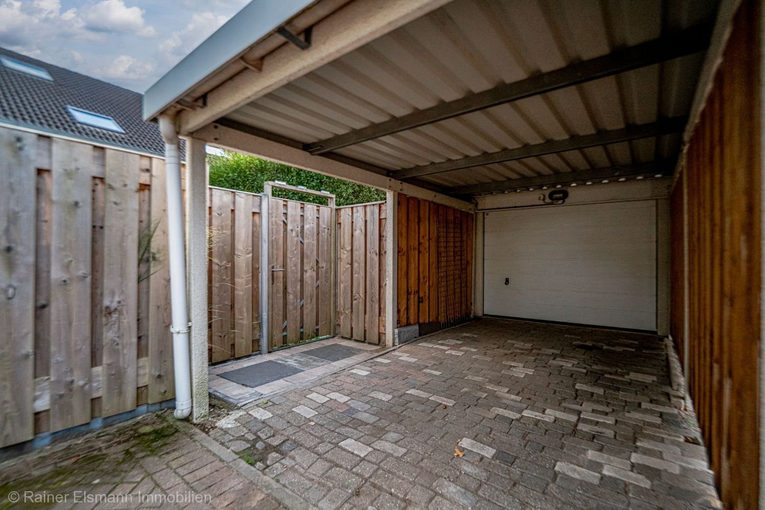 Garage mit Carport