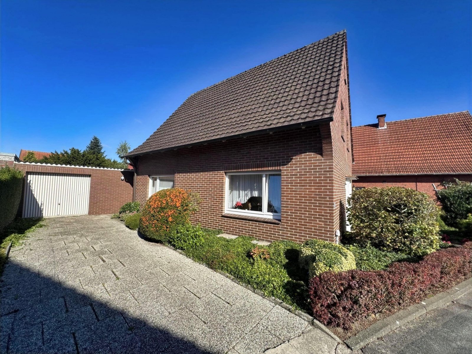 Auffahrt mit Garage