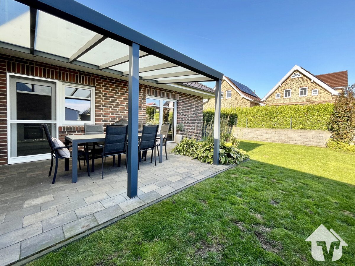 Garten mit überdachter Terrasse 