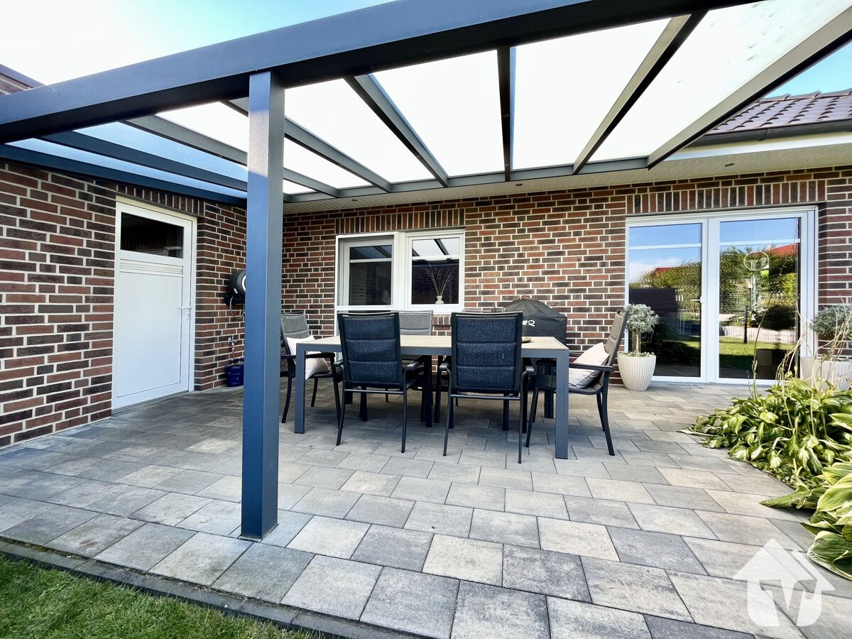Garten mit überdachter Terrasse 
