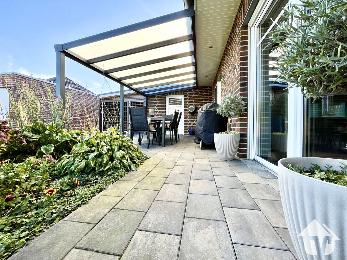 Garten mit überdachter Terrasse 