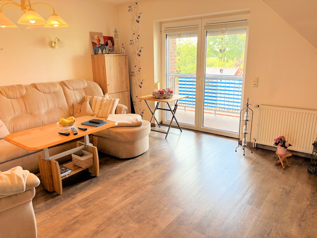 Wohnzimmer mit Zugang zur Loggia Wohnzimmer mit Zugang zur Loggia