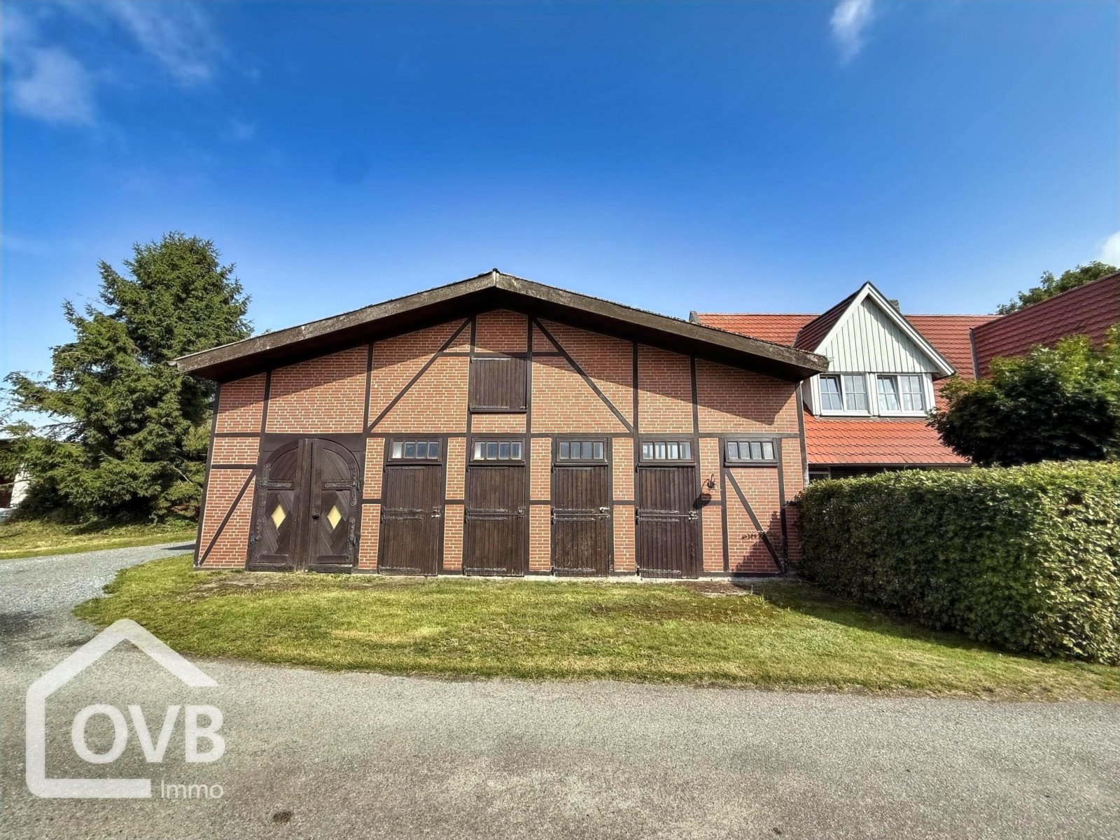 Straßenansicht Halle Straßenansicht Halle