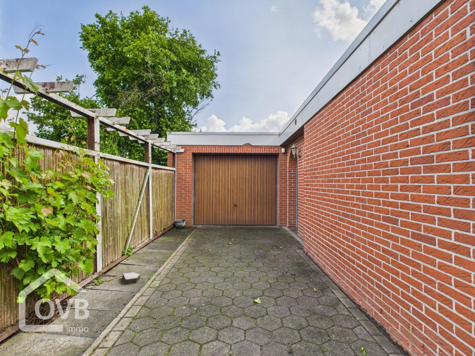 Auffahrt / Garage Auffahrt / Garage