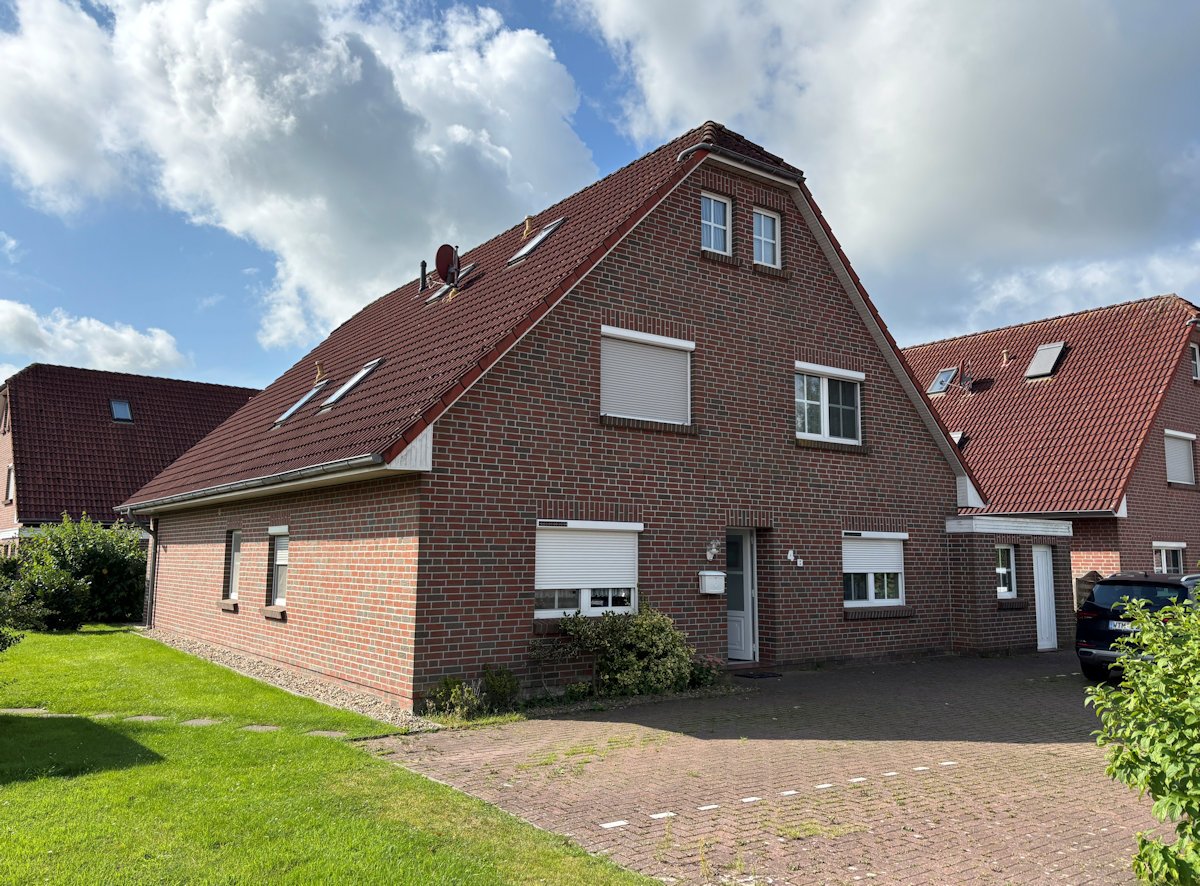 Eingangsbereich und zugehörige Stellplätze