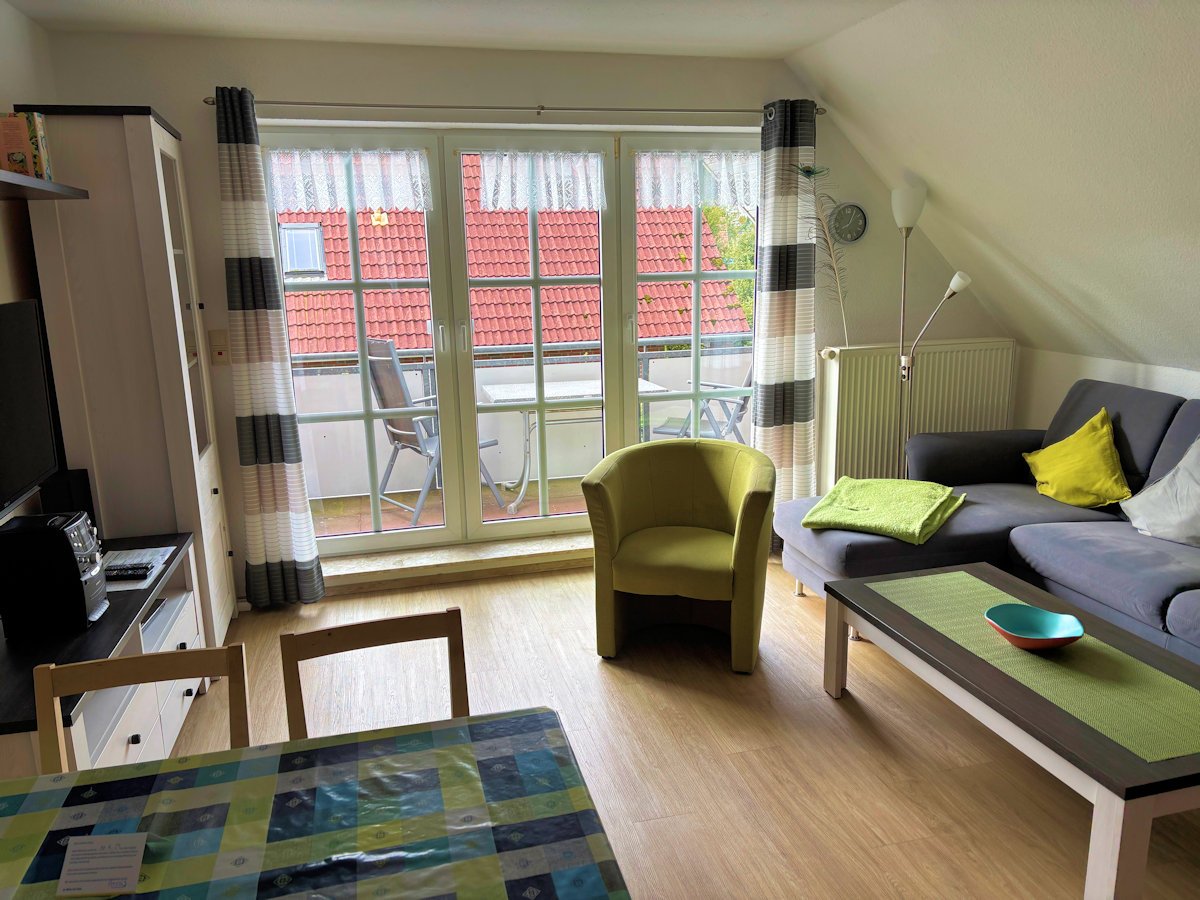 gemütlicher Wohn-Ess-Kochbereich mit Zugang zur Loggia