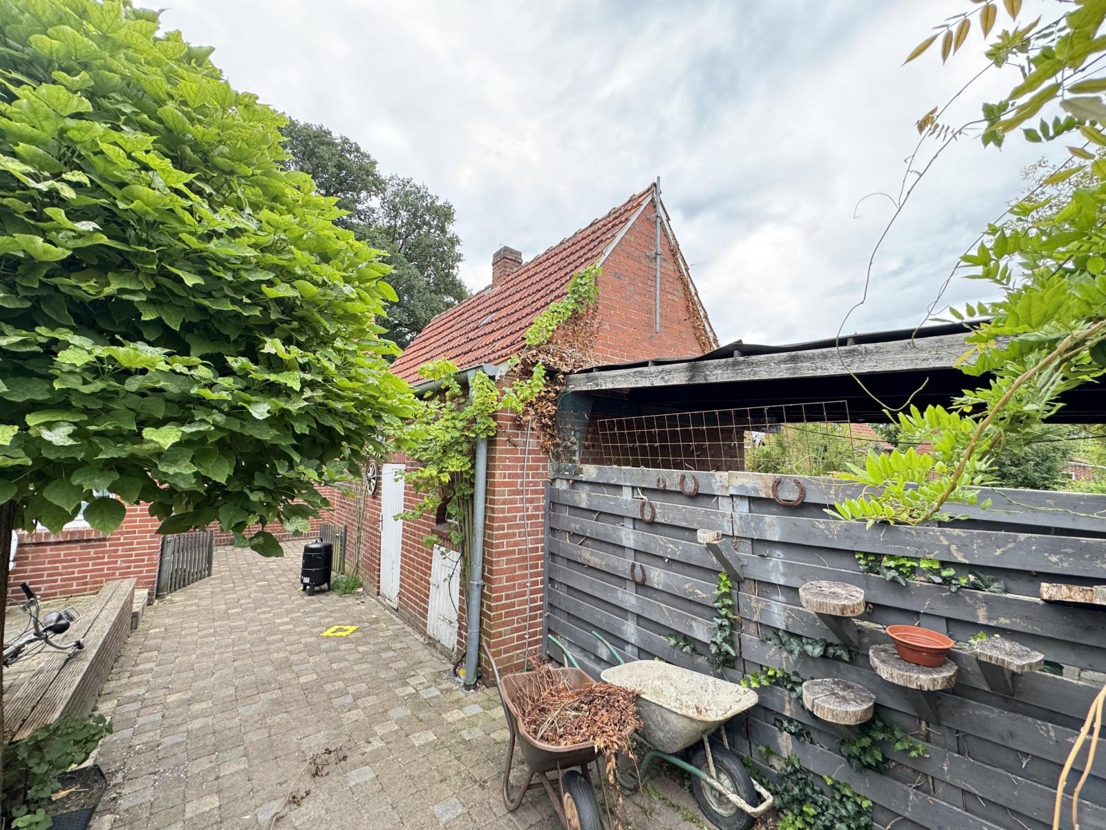 Außenbereich mit Nebengebäude Außenbereich mit Nebengebäude