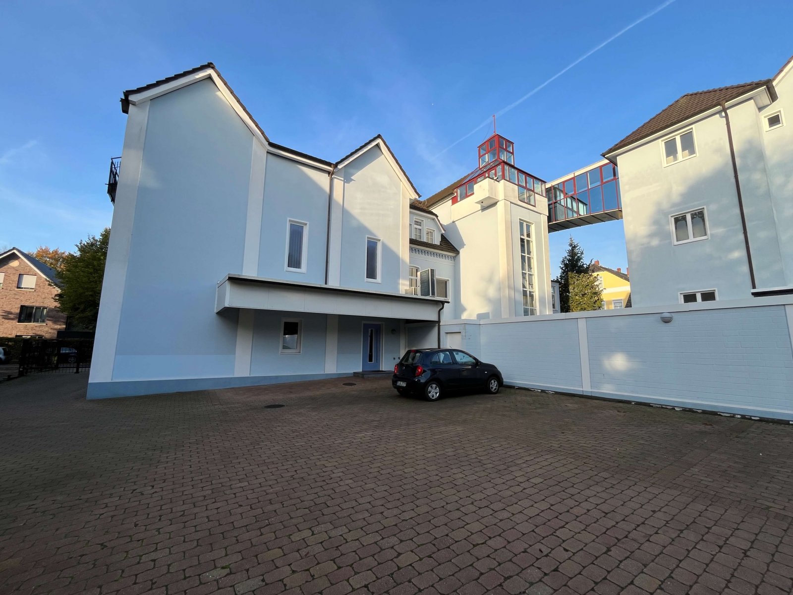 Hausansicht hinten mit Stellplätzen