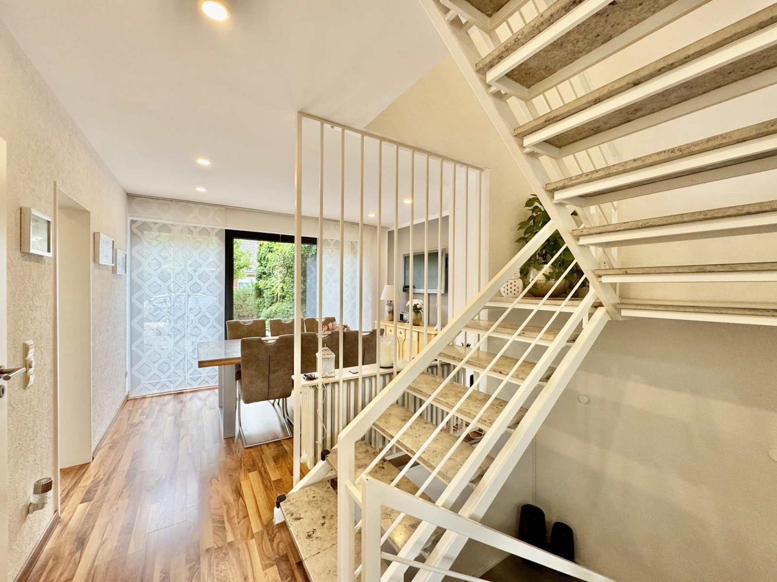 Flurtreppe EG/OG Flurtreppe EG/OG