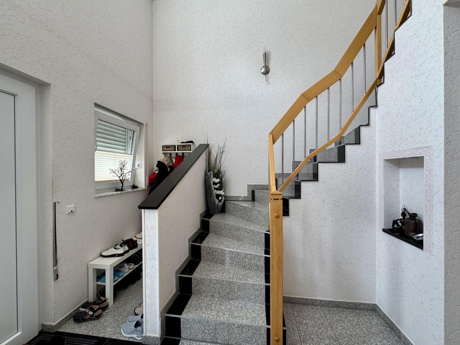 Flurtreppe ins Dachgeschoss Flurtreppe ins Dachgeschoss