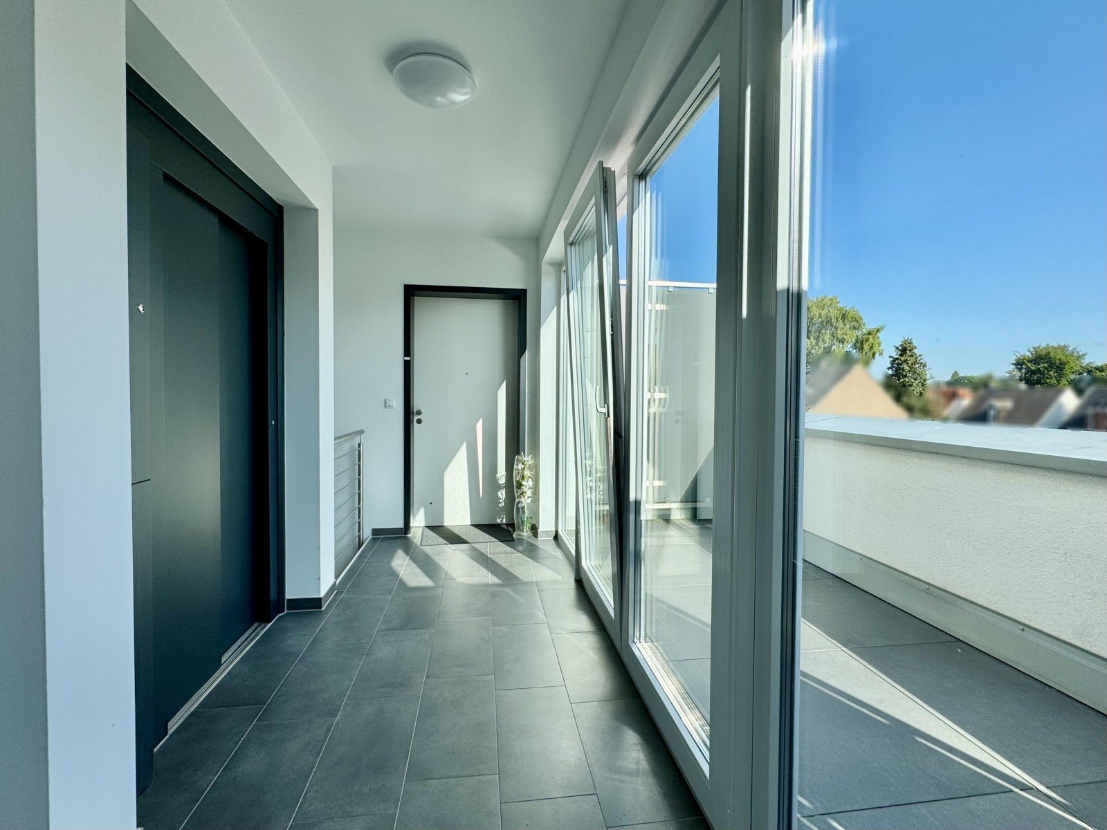 Hausflur mit Aufzug Hausflur mit Aufzug