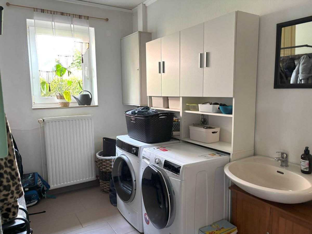 Hauswirtschaftsraum mit Zugang zur Garage