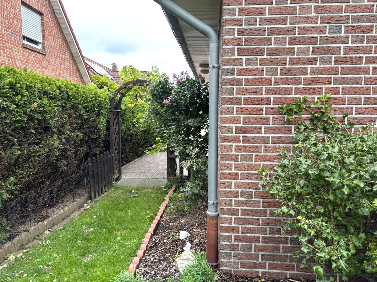 Zugang zwischen Auffahrt und Garten