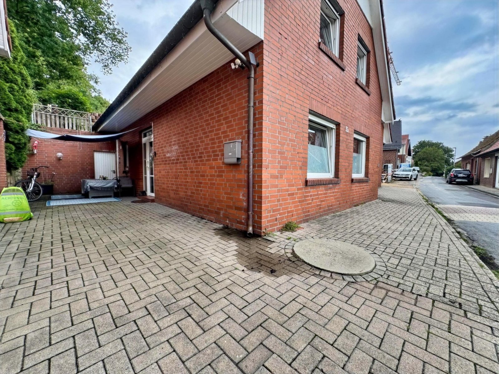 Auffahrt / Autostellplatz Auffahrt / Autostellplatz