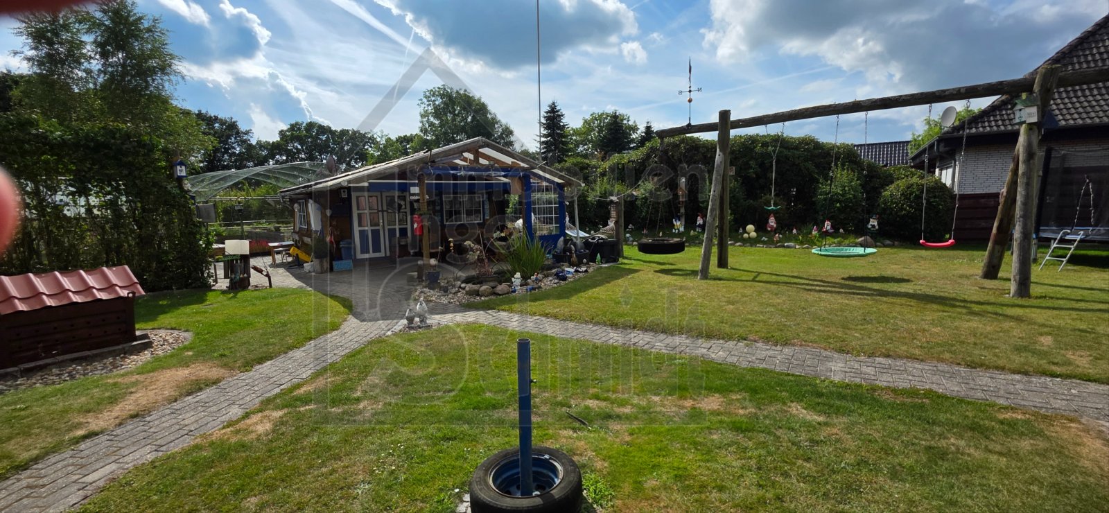 Garten mit Blockhütte Garten mit Blockhütte