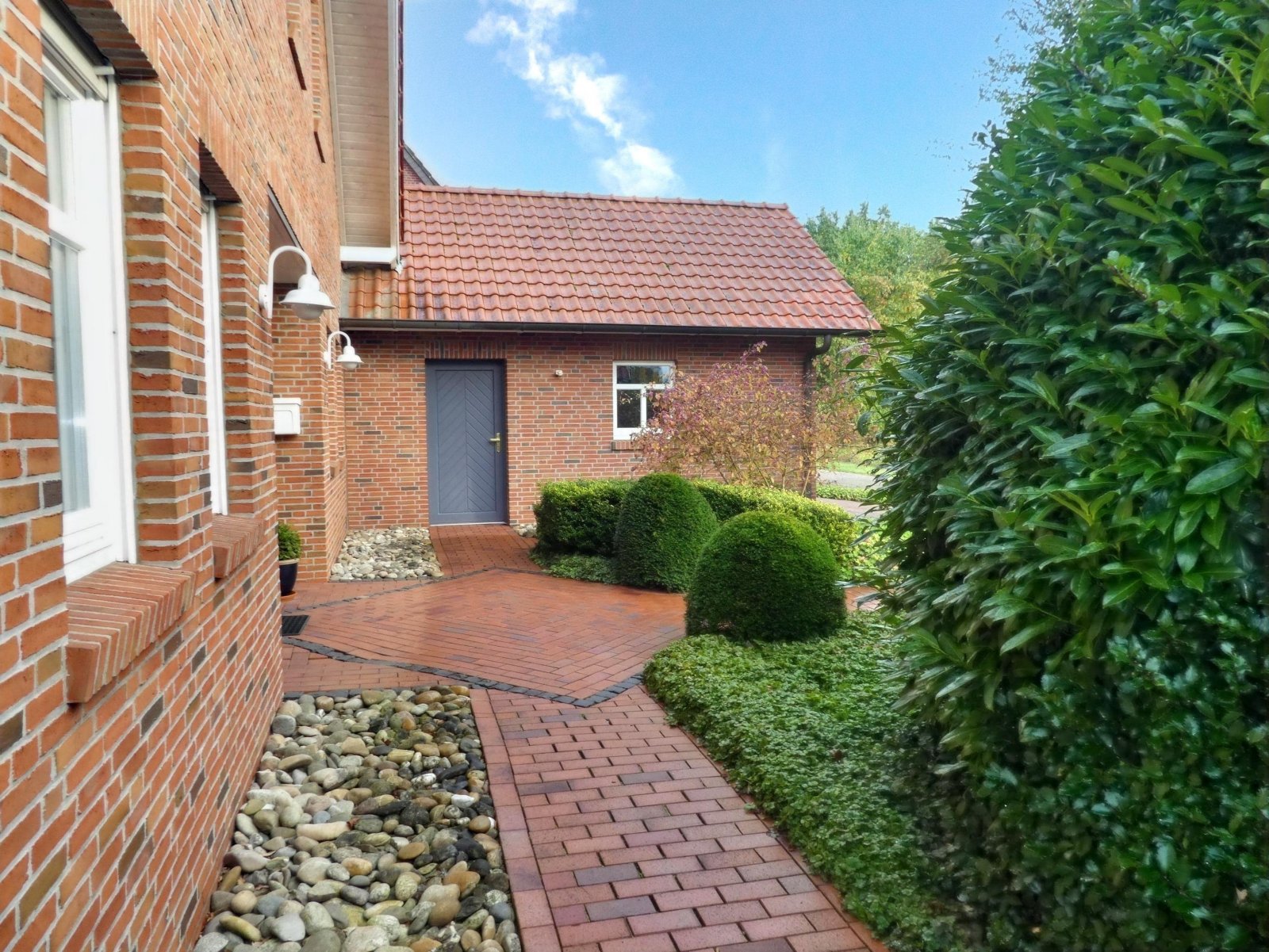 Vordere Ansicht (von der Seite) Vordere Ansicht (von der Seite)