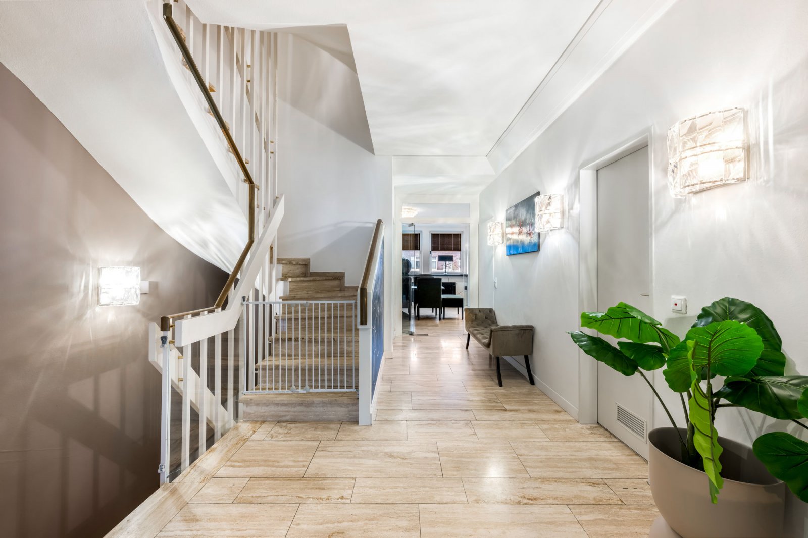 Treppenhaus / Flur 1. OG Treppenhaus / Flur 1. OG