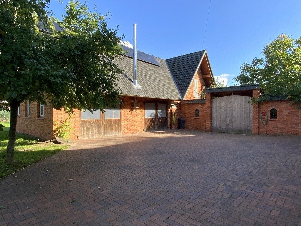 Hof und Nebengebäude