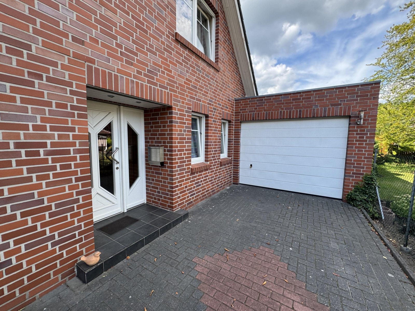 Hauseingang / Garage Hauseingang / Garage